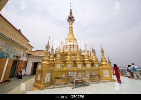 Les stupas dorées au sommet du mont Popa, monastère bouddhiste Taung Kalat, Région de Mandalay, Myanmar Banque D'Images