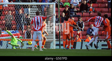 Football - Barclays Premier League - Stoke City / Swansea City - Britannia Stadium.Peter Crouch, de la ville de Stoke (à droite), marque son deuxième but après le gardien de but de Swansea, Gerhard Tremmel Banque D'Images