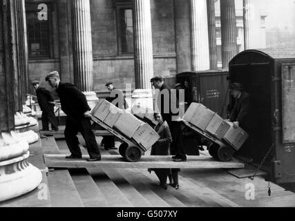 Les célèbres manuscrits qui ont été stockés pour la sécurité au château de Skipton, dans le Yorkshire, sont retournés au British Museum (après le blitz sur Londres pendant la Seconde Guerre mondiale). Banque D'Images