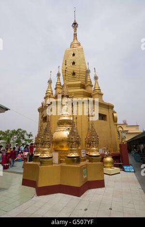 Les stupas dorées au sommet du mont Popa, monastère bouddhiste Taung Kalat, Région de Mandalay, Myanmar Banque D'Images