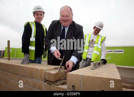 Eric Pickles, secrétaire des collectivités (au centre), avec James Godden (à gauche) et Ronnie Douglas,Alors qu'il met la touche finale au développement de Meadowland de London Thames Gateway Development Corporation (LTGDC) à Barking Riverside, dans l'est de Londres, avant de visiter le site et de regarder un salon récemment ouvert lié au développement des 300 maisons en cours de construction dans le cadre de la première phase deLe Barking Riverside. Banque D'Images