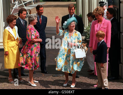 La reine mère, qui célèbre son 92e anniversaire, se fait une vague vers les adeptes de la rue à l'extérieur de Clarence House, entourée de sa famille. De gauche à droite : la princesse Margaret, Lord Linley, la reine, le prince de Galles, le duc d'York, la princesse de Galles et le prince Harry. Banque D'Images