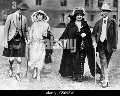 De gauche à droite : le duc de York Prince Albert (plus tard George VI) et sa fiancée Lady Elizabeth Bowes-Lyon (plus tard la reine mère), avec ses parents le comte et la comtesse de Strathmore à Glamis, en Écosse. Banque D'Images