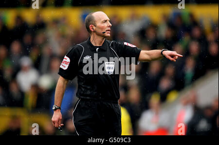 Football - FA Cup - Cinquième tour - Norwich City / Leicester City - Carrow Road. L'arbitre Mike Dean en action Banque D'Images