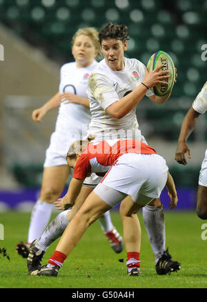 Sarah Hunter, en Angleterre, a été affrontée par Laura Prosser, au pays de Galles Banque D'Images