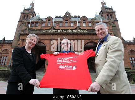 La ministre des sports Shona Robinson (à gauche), l'ambassadeur Scott Hastings (à droite) de Glasgow et la conseillère Archie Graham à l'extérieur du musée Kelingrove, à Glasgow. Banque D'Images