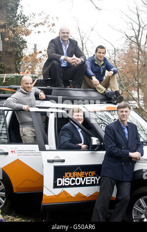 l'explorateur polaire Ben Saunders (à gauche), Monty Halls (deuxième à gauche), Ray Mears (en bas au centre), Bear Grylls (en haut au centre) et Sir Ranaulph Fiennes se rassemblent autour du 1 000 000e Land Rover Discovery sur la piste tout terrain de l'usine Jaguar Land Rover de Solihull. Banque D'Images