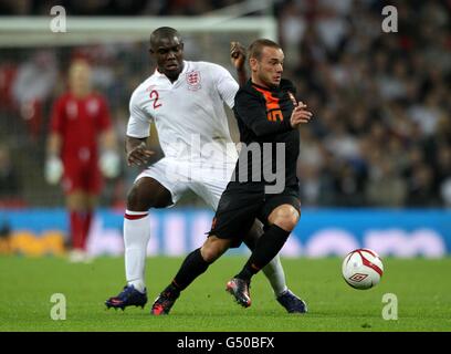 Football - International friendly - Angleterre v pays-Bas - Stade Wembley.Micah Richards d'Angleterre (à gauche) et Wesley Sneijder des pays-Bas en action Banque D'Images