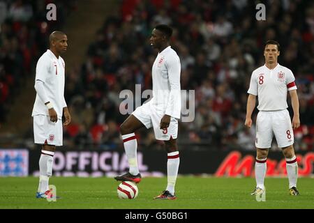 Ashley Young (à gauche), Danny Welbeck (au centre) et Scott Parker, en Angleterre, sont restés découragés après avoir concédé le premier but du jeu Banque D'Images