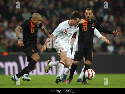 Football - International friendly - Angleterre v pays-Bas - Stade Wembley.Scott Parker (au centre) en Angleterre, en action avec Nigel de Jong (à gauche) et Wesley Sneijder aux pays-Bas Banque D'Images