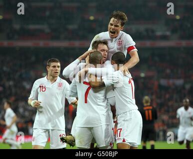 Capitaine d'Angleterre Scott Parker (en haut à droite) Se joint aux célébrations après que Gary Cahill ait obtenu le premier score de son côté but du jeu Banque D'Images