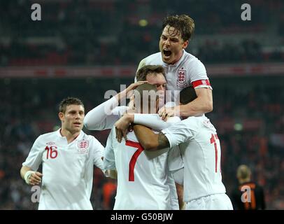 Capitaine d'Angleterre Scott Parker (en haut à droite) Se joint aux célébrations après que Gary Cahill ait obtenu le premier score de son côté but du jeu Banque D'Images