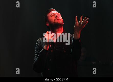 Tom Meighan de Kasabian se produit sur scène lors des NME Awards 2012 à l'O2 Academy Brixton, Londres. Banque D'Images