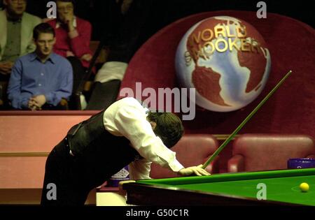 Jimmy White montre sa déception alors qu'il est loin derrière Matthew Stevens lors de leur quart de finale de match à l'Embassy World Snooker finals à Sheffield. Banque D'Images