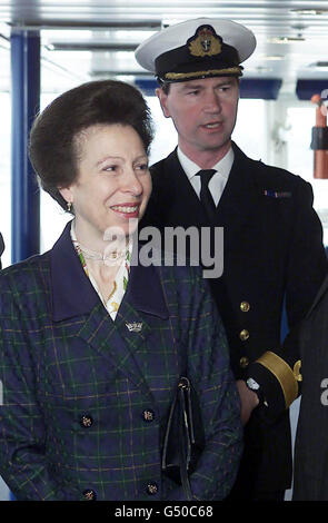 La princesse royale avec son mari, le commandant Tim Laurence, sur le pont de P&O's Aurora, le plus grand navire de croisière de Grande-Bretagne, avant la cérémonie de désignation aux quais de Southampton.* 01/01/2001: La princesse royale s'est montrée une fois de plus le membre le plus dur de la famille royale.Une semaine après qu'elle s'est accroché à un fan qui avait apporté des fleurs, de nouveaux chiffres ont montré qu'elle a entrepris plus d'engagements publics en 2000 que n'importe quel autre Royal.Anne a participé à 677 missions officielles, dont 478 au Royaume-Uni et 199 à des visites officielles à l'étranger, selon une enquête basée sur la circulaire de la Cour Banque D'Images