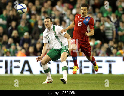 John O'Shea, de la République d'Irlande, s'attaque aux Baros de Milan (à droite) de la République tchèque lors de l'International friendly au stade Aviva, à Dublin. Banque D'Images