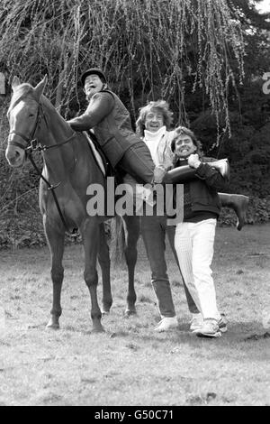 Le groupe culte zany des années soixante, The Monkees, est un groupe de chevaux qui s'amusent un peu dans le domaine de huit hectares du batteur Micky Dolenz, près de Newark, dans le Notinghamshire.Le groupe - moins le guitariste Mike Nesmith - s'est réformé pour une tournée britannique qui commence à Harrogate.Depuis la gauche : Micky Dolenz, Peter Tork et Davy Jones. Banque D'Images