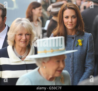 La reine Elizabeth II, la duchesse de Cornouailles et la duchesse de Cambridge arrivent pour une visite à Fortnum et Mason à Londres. Banque D'Images