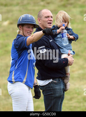 Zara et Mike Tindall avec leur fille Mia Grace au cours des jockeys vs légendes olympiques polo à Polo Club de Beaufort à Tetbury, Gloucestershire. Banque D'Images