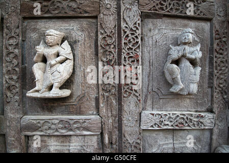 Détail de sculptures sur bois au monastère Shwenandaw Kyaung, Mandalay, Myanmar, région de Mandalay Banque D'Images