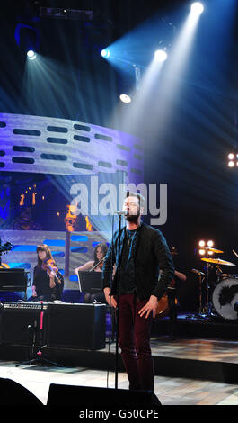 Kasabian se produire pendant le tournage du Graham Norton Show aux London Studios, dans le sud de Londres, devant être diffusé sur BBC One vendredi soir. APPUYEZ SUR ASSOCIATION photo. Date de la photo : jeudi 1er mars 2012. Le crédit photo devrait se lire comme suit : Ian West/PA Wire Banque D'Images