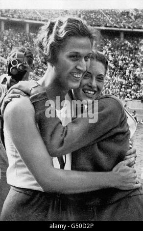 Jeux Olympiques - Berlin 1936 - finale du 100m féminin.L'athlète américaine Helen Stephens (à gauche) est embrassée par le cavalier américain Alice Arden, après que Stephens ait remporté l'or lors de la finale olympique de 100 M. Banque D'Images