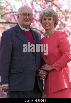 Le très Rév. Mgr Ralph Emmerson, 86 ans, ancien évêque de Knaresborough, et son ami de longue date, Elizabeth Firth, 61 ans, à l'extérieur de la cathédrale de Ripon, dans le North Yorkshire.L'ancien évêque est sur le point d'épouser Mme Firth, lors d'une cérémonie à la cathédrale.* en été.* le couple s'est connu depuis 44 ans et a été veuf il y a plusieurs années. Banque D'Images