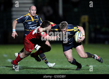 Rugby Union - Aviva Premiership - Worcester Warriors v Saracens - Sixways Stadium.Jake Abbott de Worcester est attaqué par John Smit de Saracens lors du match de Premiership d'Aviva au Sixways Stadium de Worcester. Banque D'Images