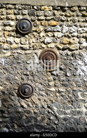 Patress plaques sur une paroi en pierre à Hove, East Sussex Banque D'Images