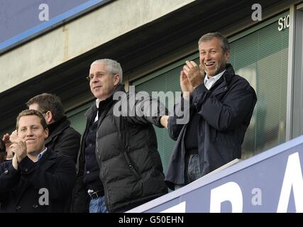 Le propriétaire du club de football de Chelsea Roman Abramovich (à droite) fête avec amis dans les stands après leur deuxième but Banque D'Images