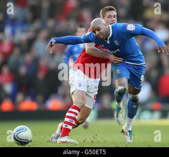 Football - championnat de npower football League - Birmingham City / Nottingham Forest - St Andrews.Le roi Marlon de Birmingham City et les chambres Luke de la forêt de Nottingham (à gauche) se battent pour le ballon Banque D'Images