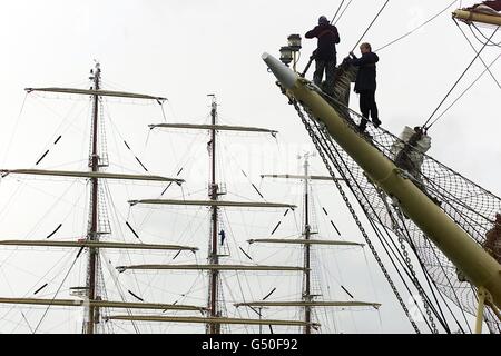 Les membres d'équipage du riggeur russe Mir préparent leur navire aux quais de Southampton pour le début des navires Tall Ships 2000, fête de cinq jours de voile. Les 26 navires partiront dans un défilé de voile pour commencer une course de retour unique à travers l'Atlantique. *.. pour marquer le millénaire. La course est organisée par l'International Sail Training Association et la moitié de l'équipage de chaque navire doit être âgé entre 15 et 25 ans. Banque D'Images