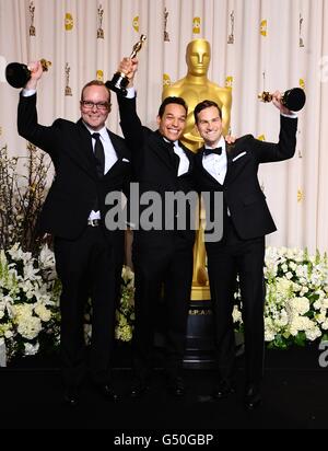 TJ Martin, Dan Lindsay et Richard Middlemas avec le prix du meilleur documentaire, reçu pour Unfeared, aux 84e Academy Awards au Kodak Theatre, Los Angeles. Banque D'Images