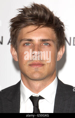 Chris Lowell arrive pour la soirée de visualisation des prix de l'Académie Elton John AIDS Foundation au West Hollywood Park à Los Angeles, États-Unis. Le dimanche 26 février 2012. () Banque D'Images