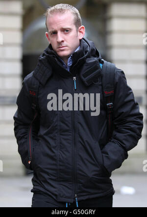 Le témoin Kevin White quitte la haute Cour d'Édimbourg après avoir témoigné au procès de David Gilroy, accusé du meurtre de Suzanne Pilley, le 4 mai 2010. APPUYEZ SUR ASSOCIATION photo. Date de la photo, le lundi 27 février 2011. Gilroy, 49 ans, nie sept accusations, y compris le meurtre de la comptable Suzanne Pilley, collègue de travail âgée de 38 ans, dont le corps n'a jamais été trouvé. Le crédit photo devrait se lire comme suit : Andrew Milligan/PA Wire Banque D'Images