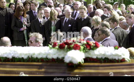 La fleur couverte de cercueil de Charlie Kray, passe devant Reggie Kray (au centre) et sa femme Roberta (à gauche).Charlie a été enterré aux côtés du frère jumeau de Reggie, Ronnie, et de leur mère et de leur père au cimetière de Chingford, à Londres.* Charlie, 73 ans, est décédé à la prison de Parkhurst sur l'île de Wight le 4 avril, alors qu'il purgeait une peine de 12 ans d'emprisonnement pour avoir été le maître d'œuvre d'un complot de contrebande de cocaïne. Banque D'Images