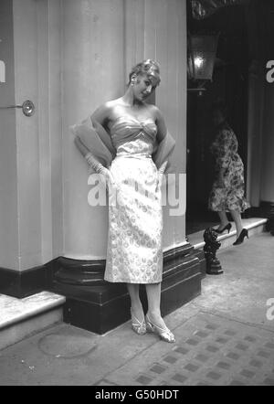 Ondine, une robe de soirée très ajustée avec gaine par Alice Edwards.Il est en brocart et de montrer avec le mousseline de nylon assorti sur la poitrine et les panneaux arrière est Sonia Hamilton. Banque D'Images