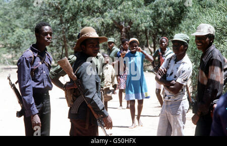 RHODÉSIE 1980 : des membres armés du front patriotique ZANLA et leurs femmes dans un camp de cessez-le-feu appelé Foxtrot, à 130 miles au sud-ouest de Salisbury (aujourd'hui Harare), où ils attendent dans un camp dirigé par des troupes britanniques avant l'élection générale du Rhodésie. Banque D'Images