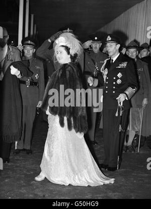 La reine Elizabeth (plus tard la reine mère) et le roi George VI quittent l'abbaye de Westminster après le mariage de leur fille la princesse Elizabeth au duc nouvellement créé d'Édimbourg. Banque D'Images