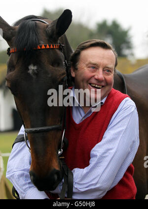 Entraîneur Nicky Henderson avec long Run pendant une visite stable à Seven Barrows stables, Lambourn. Banque D'Images