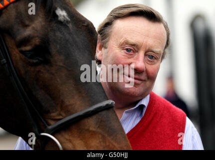 Entraîneur Nicky Henderson avec long Run pendant une visite stable à Seven Barrows stables, Lambourn. Banque D'Images