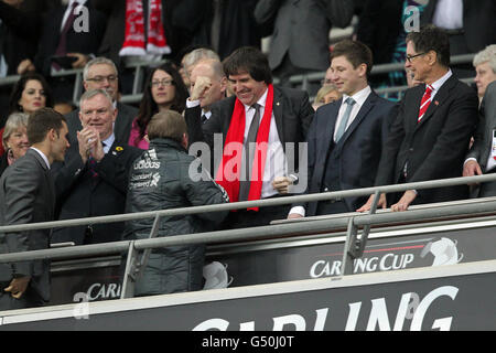 Football - Carling Cup - finale - Cardiff City / Liverpool - Wembley Stadium.Steve Rotheram (au centre), député de Liverpool, fête avec Kenny Dalglish, directeur de Liverpool Banque D'Images