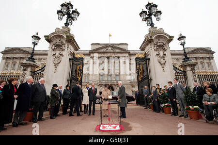 La reine Elizabeth II de Grande-Bretagne se trouve aux portes centrales de Buckingham Palace à Londres, où elle a dévoilé le premier Jubilee Greenway Disc, qui fait partie d'une route de 60 km reliant l'extrémité ouest de Londres à l'extrémité est. Banque D'Images