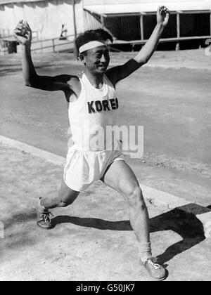 Athlétisme - Jeux Olympiques d'Helsinki 1952 - Marathon masculin.CHOI Yoon Chil, coureur de marathon coréen lors de son entraînement au village olympique d'Helsinki. Banque D'Images