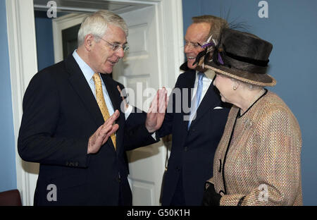 La reine Elizabeth II et Lord Duoro avec John Major, alors qu'elle était accompagnée par le duc d'Édimbourg, pour ouvrir l'aile est rénovée de Somerset House, King's College de Londres. Banque D'Images