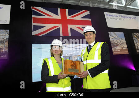 Justine Greening, secrétaire au transport, avec Colin Matthews, PDG de la BAA, qui assistait à la cérémonie de remise en état du terminal 2 de l'aéroport d'Heathrow. Banque D'Images
