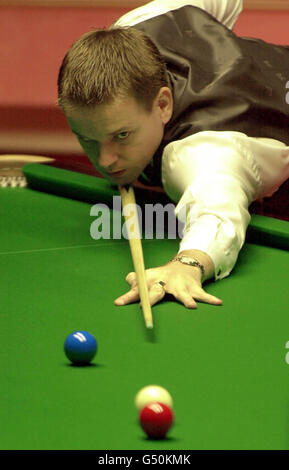 Joe Swail, d'Irlande du Nord, lors de la demi-finale du championnat du monde de snooker de l'ambassade contre Matthew Stevens, du pays de Galles, au Crucible Theatre, à Sheffield. Banque D'Images