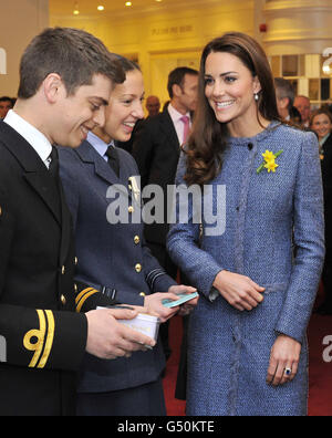 La duchesse de Cambridge s'adresse à des membres des forces armées britanniques lors d'une exposition de nourriture de charité militaire lors d'une visite à Fortnum et Mason à Londres avec la reine Elizabeth II et la duchesse de Cornwall. Banque D'Images