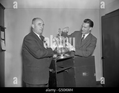 Le capitaine NAT Lofthouse de Bolton, à droite, et le directeur du club Bill ridding ont soigneusement mis en place la FA Cup au Burnden Park Ground, à Bolton, pour son retour au siège social de FA à Londres. Banque D'Images