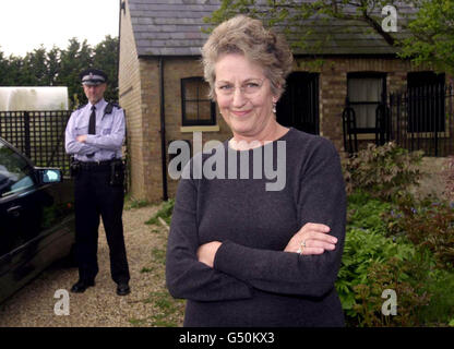 L'icône féministe Germaine Greer à l'extérieur de sa maison à Great Chesterford, Essex. Mme Greer a haussé le pas sur une agression présumée d'une étudiante adolescente. L'écrivain et universitaire a déclaré qu'elle n'avait pas été blessée dans l'incident. Banque D'Images